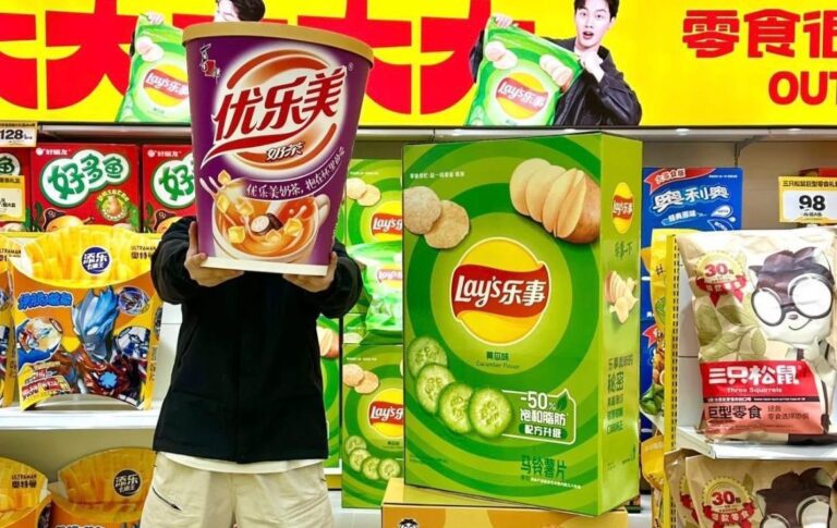 Фото для новини:Пачка чипсів розміром з людину: з'явився магазин із гігантськими товарами