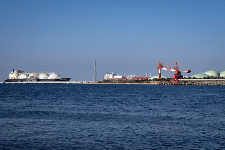 Фото для новини:Перший СПГ-танкер пройшов Ормузькою протокою