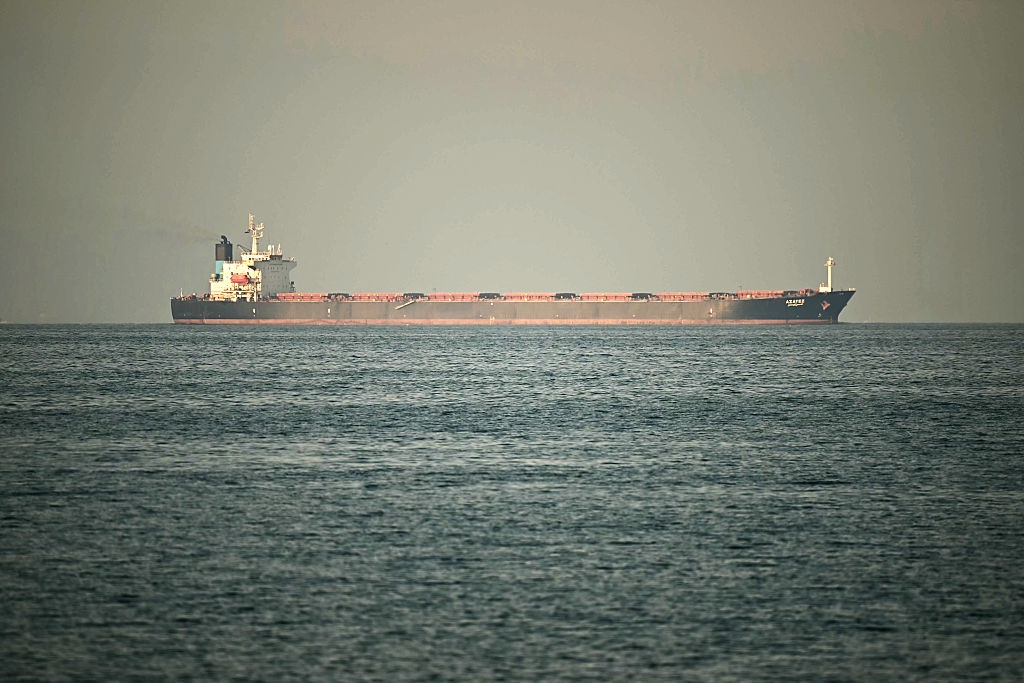 Фото для новини:Перший танкер з нафтою пройшов Ормузьку протоку після блокади США