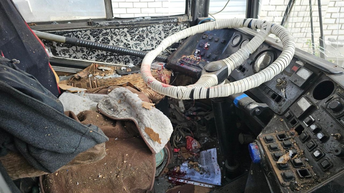 Фото для новини:Помер водій тролейбуса, на який росіяни скинули вибухівку