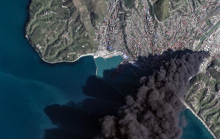 Фото для новини:Пожежа на НПЗ в Туапсе: дим розтягся на 300 км і досяг Ставрополя