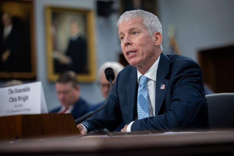 Фото для новини:"Прагматичне рішення": у США прокоментували послаблення санкцій проти РФ