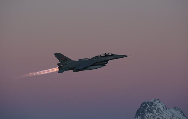 Фото для новини:Прем'єр Норвегії спрогнозував появу переданих F-16 у небі України
