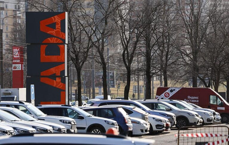 Фото для новини:Продажі Lada падають: АвтоВАЗ планує призупинити виробництво