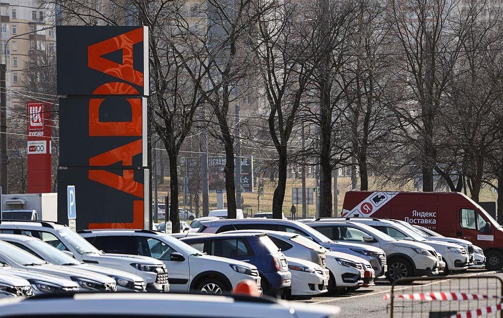 Фото для новини:Продажі Lada падають: АвтоВАЗ планує призупинити виробництво