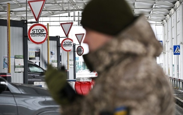 Фото для новини:Продовжено обмеження руху через пункт пропуску на кордоні з Румунією