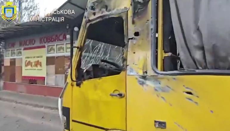 Фото для новини:РФ атакувала маршрутку у Херсоні, 7 постраждалих