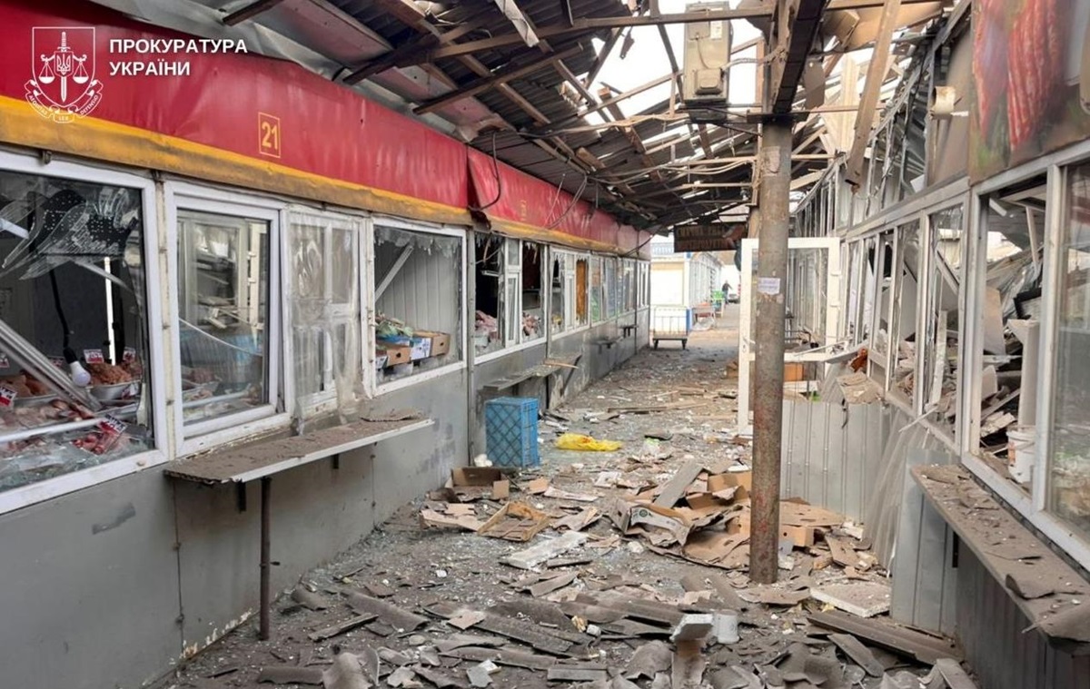 Фото для новини:РФ атакувала ринок у Нікополі: п'ятеро загиблих та понад 20 поранених