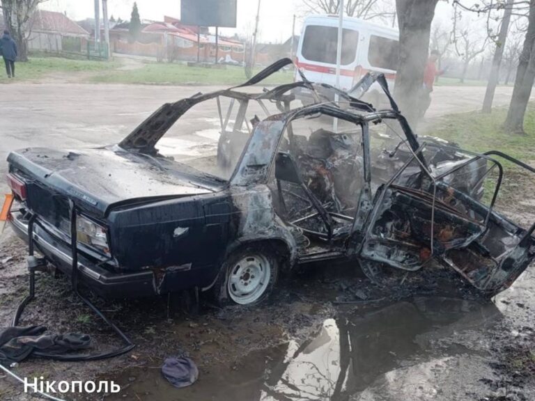 Фото для новини:РФ вдарила дроном по авто у Нікополі, троє поранених