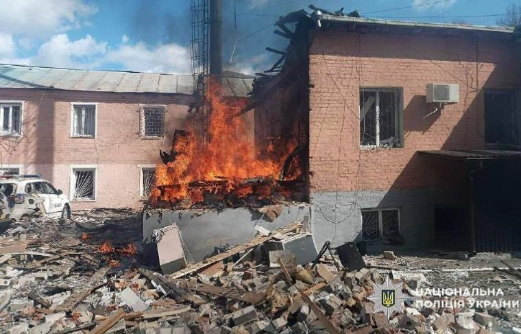 Фото для новини:РФ вдарила по Прилуках: є постраждалий, у райвідділі поліції пожежа