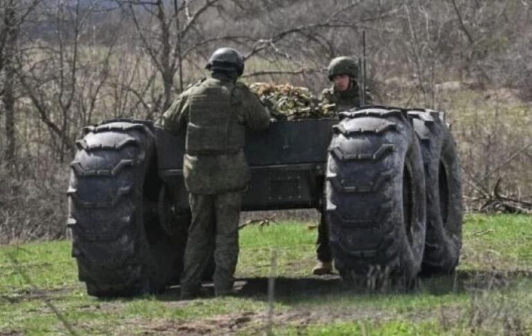 Фото для новини:Росіяне вперше "засвітили" на фронті всюдихідний Челнок