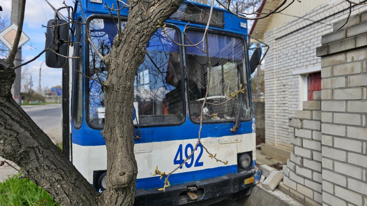 Фото для новини:Росіяни атакували з дрона тролейбус у Херсоні