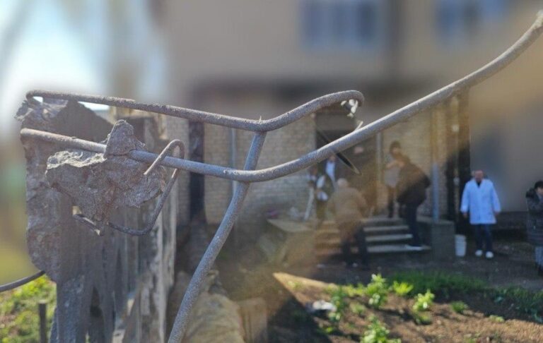 Фото для новини:Росіяни вдарили Молнією по лікарні в Херсоні