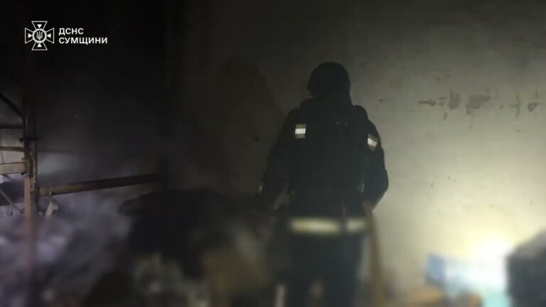 Фото для новини:Ворог наніс удар по Сумщині: рятувальники ліквідували пожежу
