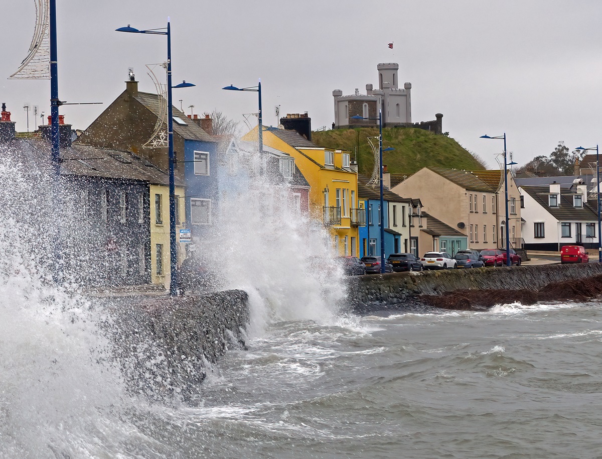 Фото для новини:Шторм Дейв залишив тисячі домівок в Ірландії без світла