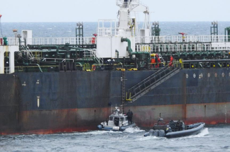 Фото для новини:Швеція затримала підсанкційний танкер через розлив нафти