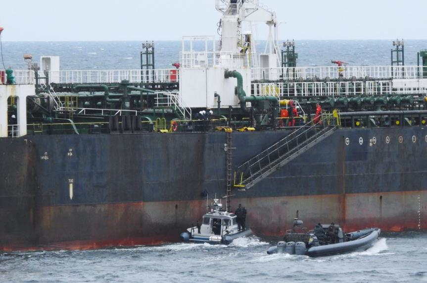 Фото для новини:Швеція затримала підсанкційний танкер через розлив нафти