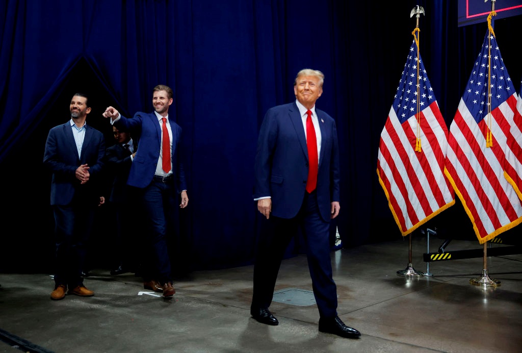 Фото для новини:Сини Трампа прагнуть продавати дрони-перехоплювачі країнам Перської затоки