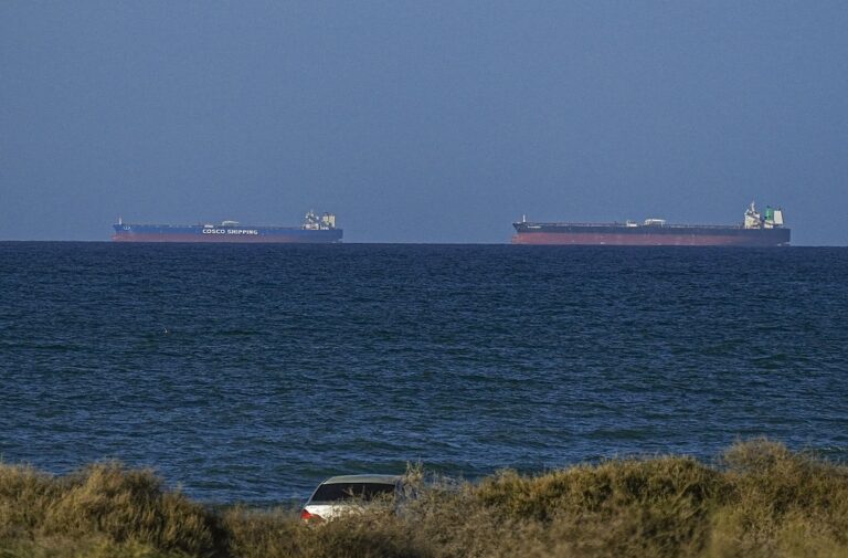 Фото для новини:США і Іран відкрили Ормуз. Ціни на нафту реагують