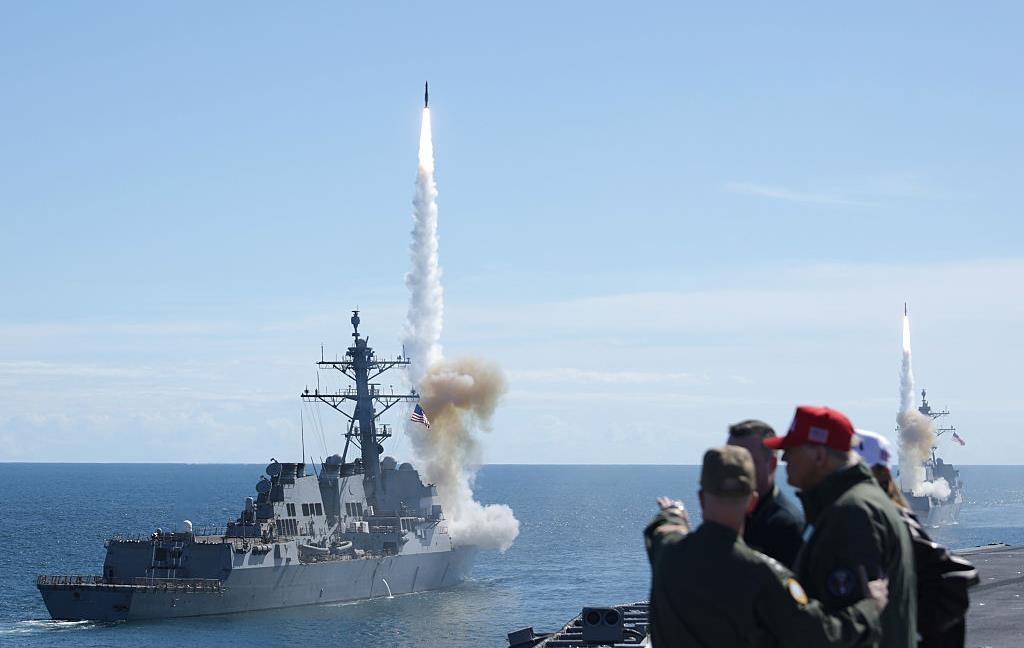 Фото для новини:США скерували на Близький Схід третій авіаносець