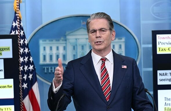 Фото для новини:США знову тиснуть на нафту РФ: чим це обернеться для світу