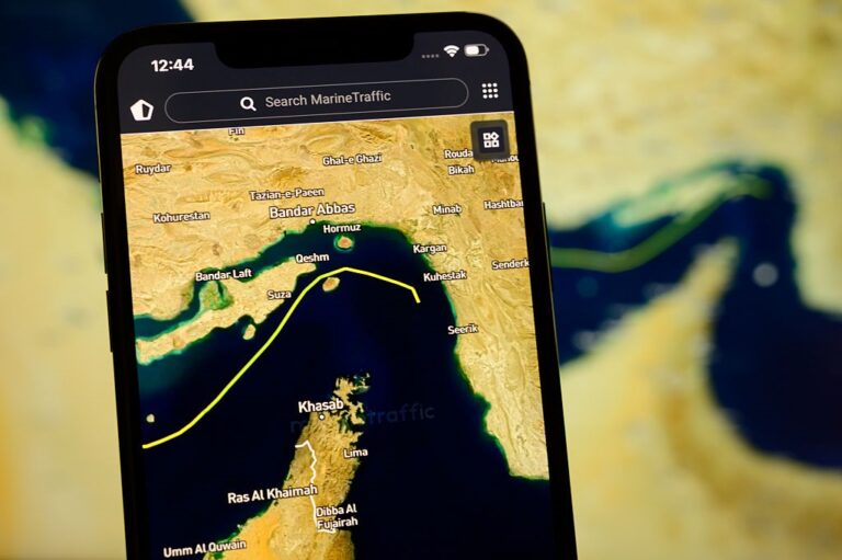 Фото для новини:Страждають всі. Нова блокада Трампа проти Ірану