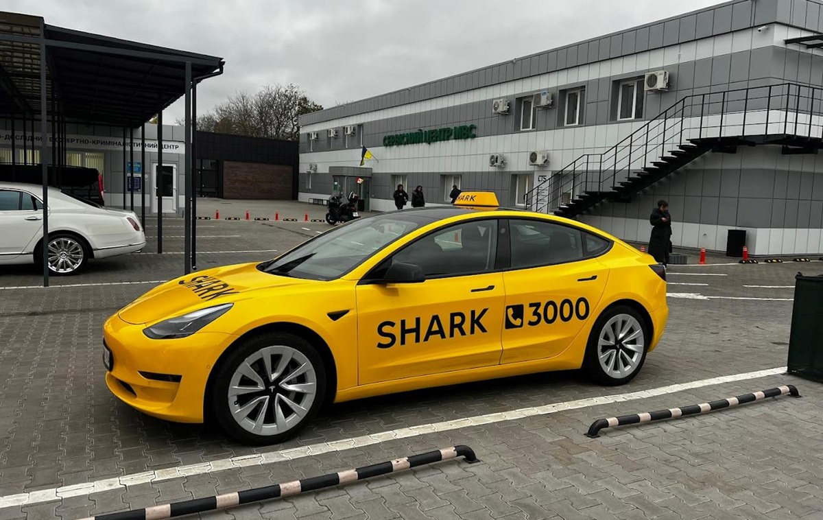 Фото для новини:Таксі Tesla плутаються у маршрутах і висаджують пасажирів на швидкості