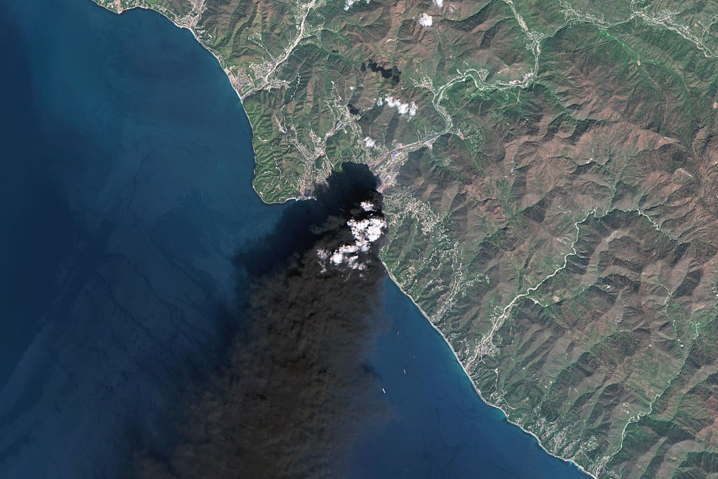 Фото для новини:Туапсе накрив "нафтовий" дощ