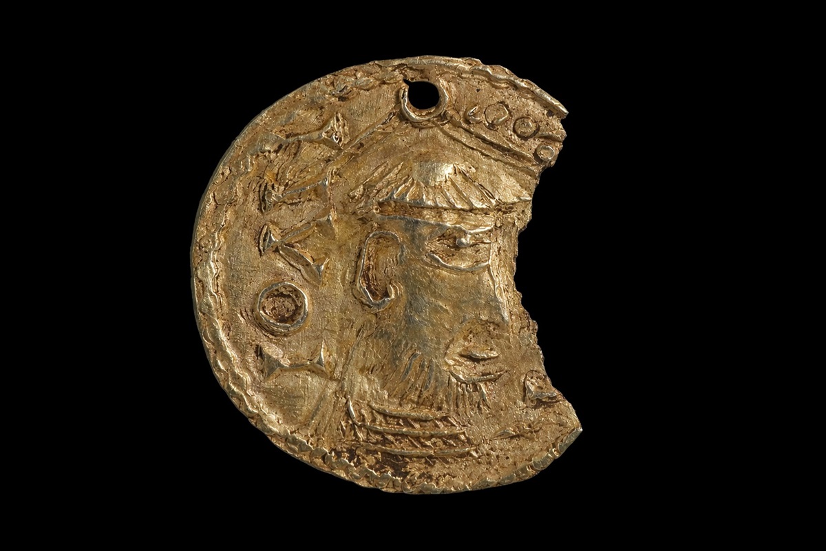 Фото для новини:У Британії знайшли кулон IX століття із зображенням Івана Хрестителя