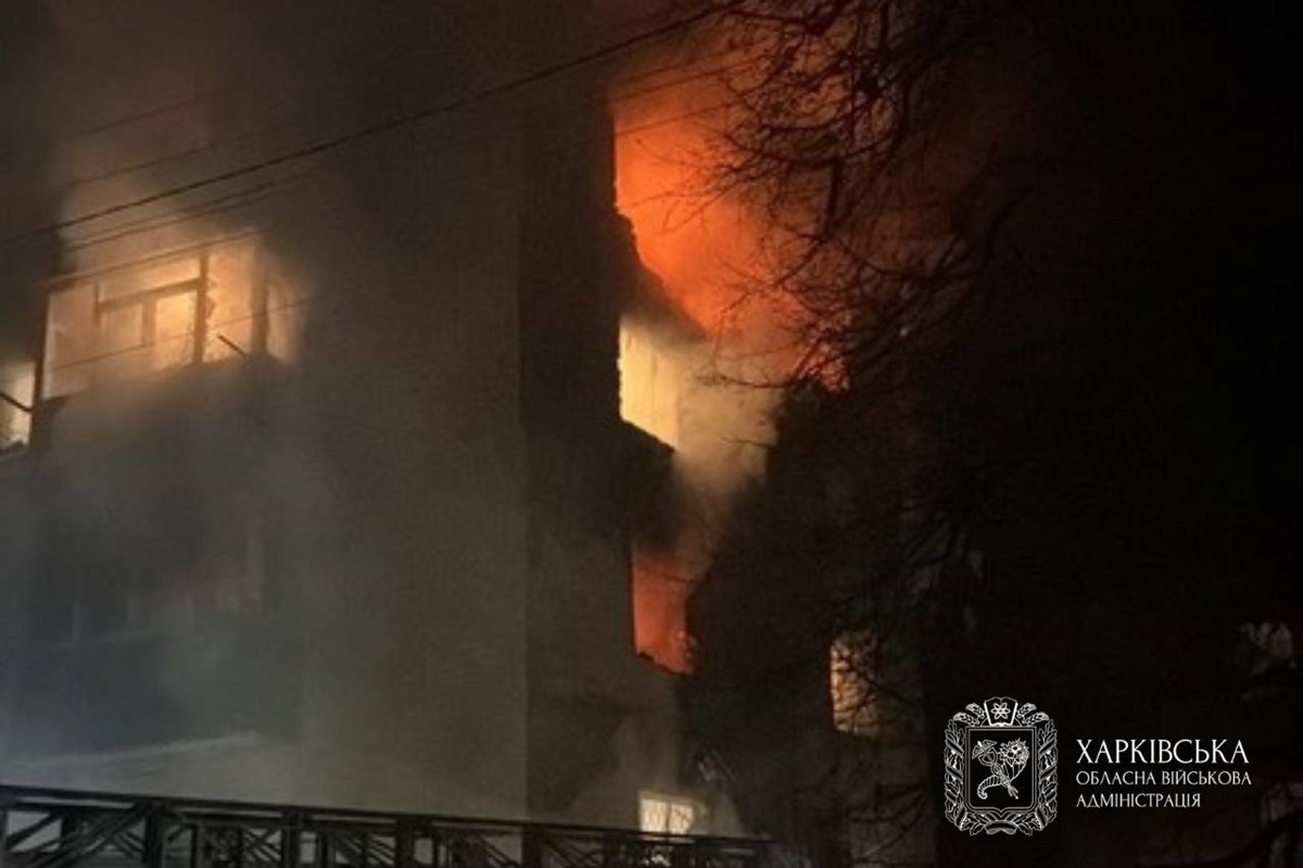 Фото для новини:У Чугуєві горить багатоповерхівка після "прильоту"