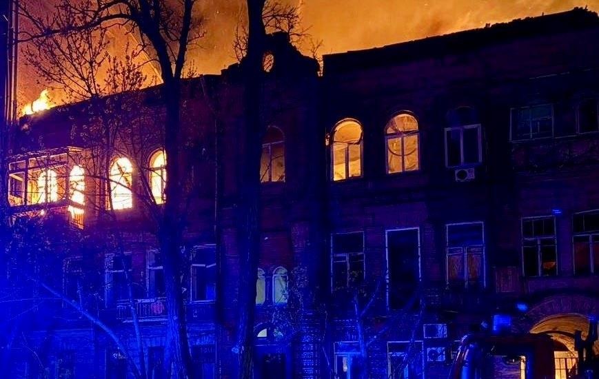 Фото для новини:У Дніпрі після атаки палають житлові будинки