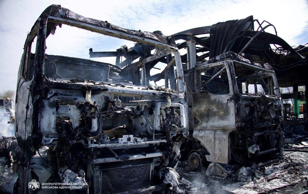 Фото для новини:У Дніпрі згоріли 12 автомобілів на атакованій АЗС