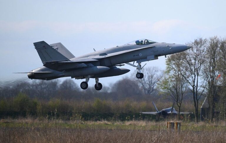 Фото для новини:У Фінляндії покарають курсантів ВПС за фігури пенісів у небі