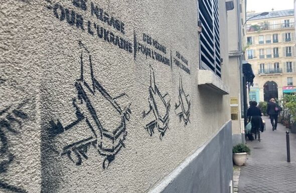 Фото для новини:У Франції оголосили вироки групі молдаван за "українські" графіті з трунами