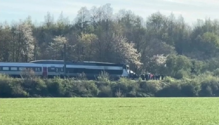 Фото для новини:У Франції потяг зіткнувся з військовим конвоєм, є жертва та 27 поранених