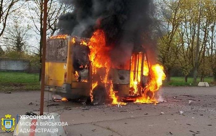 Фото для новини:У Херсоні через атаку дрона РФ згоріла маршрутка