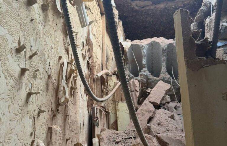 Фото для новини:У Херсоні росіяни обстріляли багатоповерхівку: серед поранених - підліток