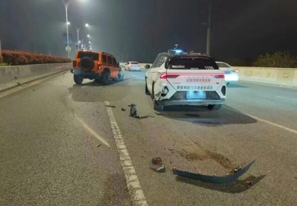 Фото для новини:У Китаї сотні безпілотних таксі "замерли" посеред трас