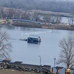 Фото для новини:У Києві помітили плаваючий будинок