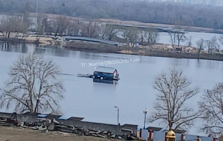 Фото для новини:У Києві помітили плаваючий будинок
