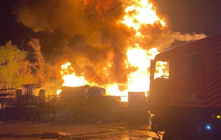 Фото для новини:У Києві російський дрон врізався в багатоповерхівку