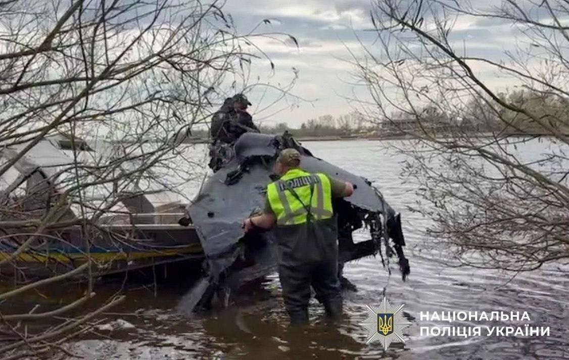Фото для новини:У Києві з Дніпра витягли дрон із бойовою частиною