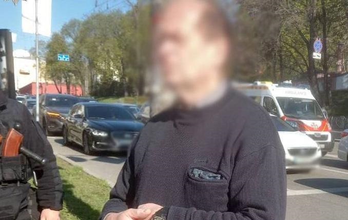 Фото для новини:У Києві затримали чоловіка, який із ножем провокував конфлікт