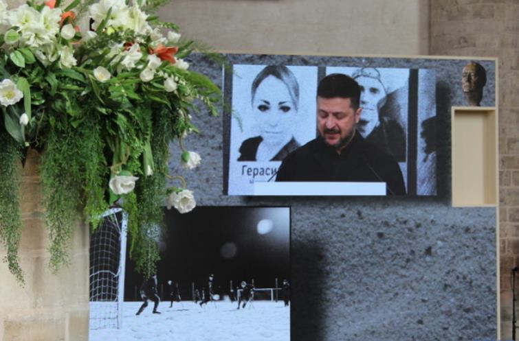 Фото для новини:У Нідерландах вручили премію, присуджену президенту і народу України