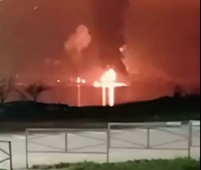 Фото для новини:У Новоросійську після БпЛА знову палає порт - ЗМІ