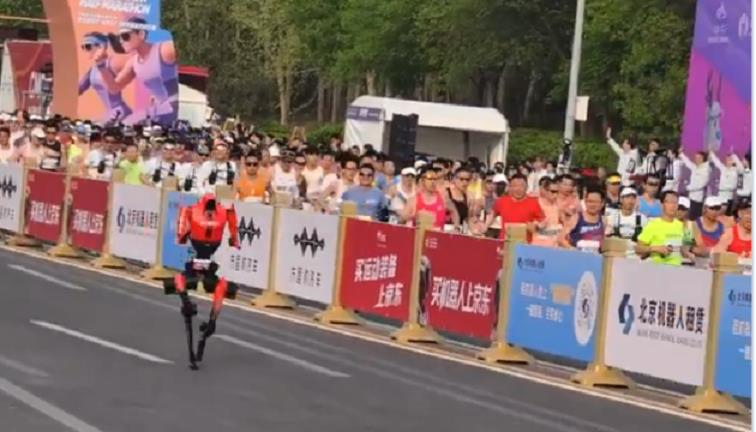 Фото для новини:У Пекіні роботи-гуманоїди обігнали людей під час півмарафону