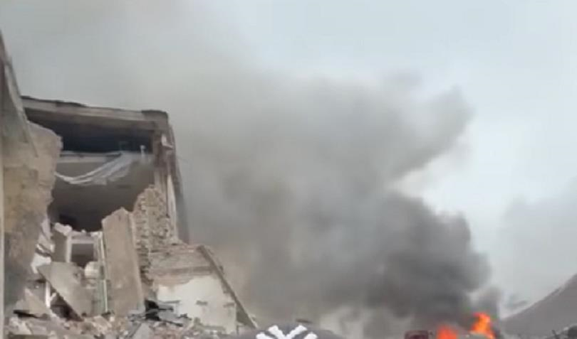 Фото для новини:У Словʼянську через обстріли зруйнований навчальний заклад, є постраждалі