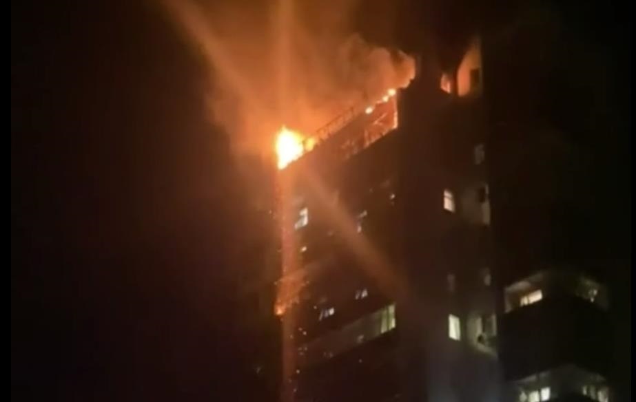 Фото для новини:У Сумах БПЛА влучив у багатоповерхівку