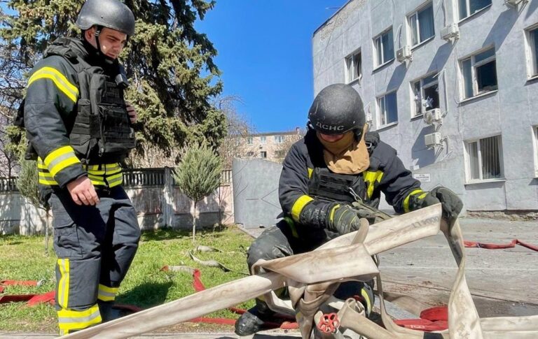 Фото для новини:Удари по Чернігову: є влучання по адмінбудівлях і постраждалі