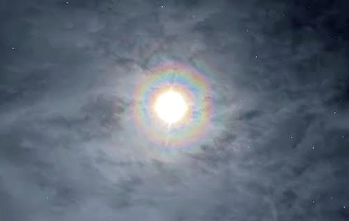 Фото для новини:Українські полярники зафіксували вінець навколо Місяця над станцією